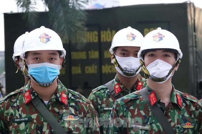 Các cán bộ, chiến sĩ thuộc Binh chủng Hóa học sẵn sàng lên đường làm nhiệm vụ