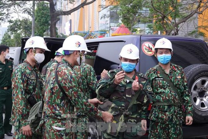 Vào chiều nay, một số cán bộ, chiến sĩ của Binh chủng Hóa học đã tiến hành hành trinh sát thực địa để lên phương án chi tiết cho quá trình tiêu độc diễn ra vào tối nay.