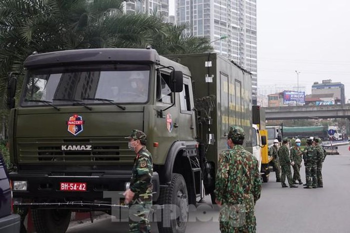 Binh chủng Hóa học vào chiều nay đã huy động 10 phương tiện đặc chủng để tiến hành khử trùng, tẩy độc tại Bệnh viện Bạch Mai vào tối nay