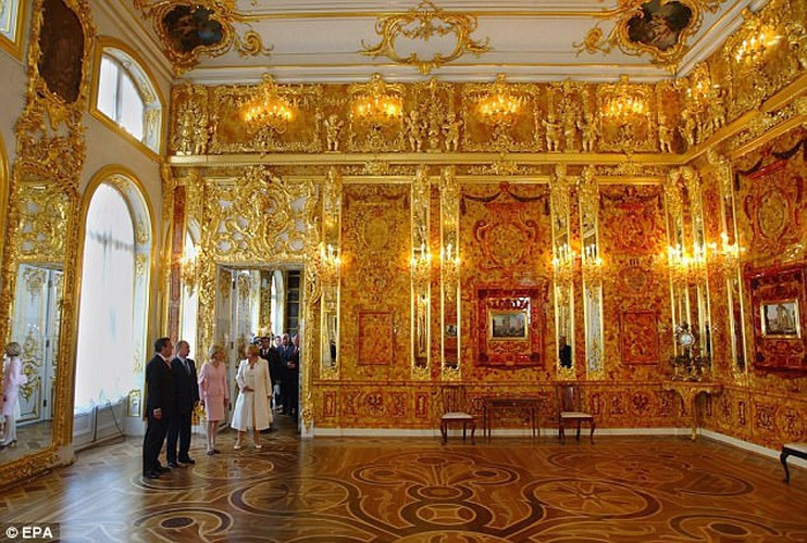 Một số giả thuyết cho rằng có thể phát xít Đức đem căn phòng hổ phách về nước cất giấu. Thế nhưng, cũng có tin đồn cho rằng báu vật này được chôn giấu ở Kaliningrad.