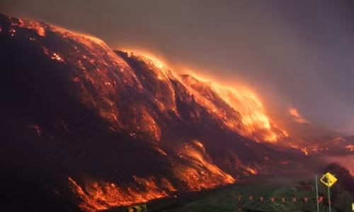 Nguyên do là bởi đám cháy trên không thể dập tắt. Ngọn lửa lan rộng theo đường hầm xuyên qua các mỏ ở thị trấn Centralia.