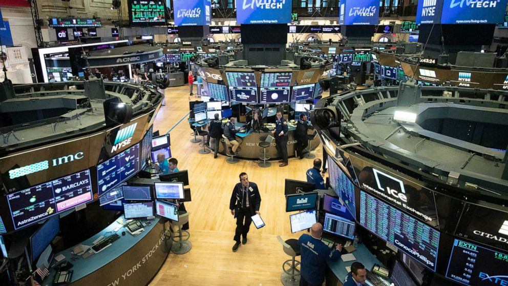 Cụ thể, mới đây, Bộ trưởng Tài chính Mỹ Steve Mnuchin tuyên bố các chương trình tài chính nhằm hỗ trợ nền kinh tế đang lao đao vì dịch Covid-19 sẽ có quy mô lên đến 4.000 tỷ USD. Đây là những chương trình cho vay quy mô lớn nhằm giúp các doanh nghiệp vừa và nhỏ chống chọi trong 90 - 120 ngày tới.