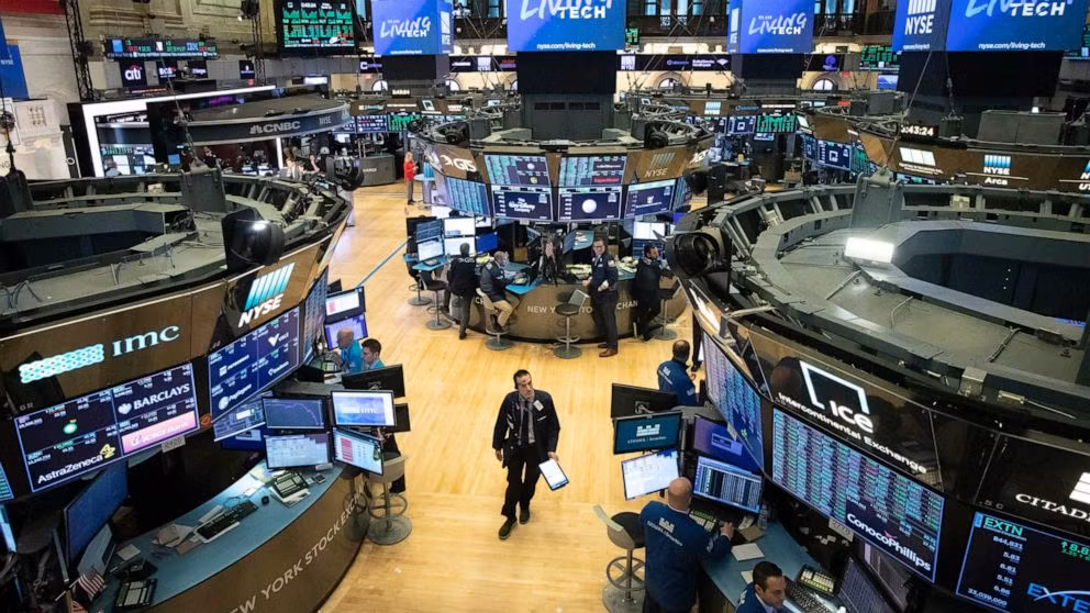 Cụ thể, mới đây, Bộ trưởng Tài chính Mỹ Steve Mnuchin tuyên bố các chương trình tài chính nhằm hỗ trợ nền kinh tế đang lao đao vì dịch Covid-19 sẽ có quy mô lên đến 4.000 tỷ USD. Đây là những chương trình cho vay quy mô lớn nhằm giúp các doanh nghiệp vừa và nhỏ chống chọi trong 90 - 120 ngày tới.