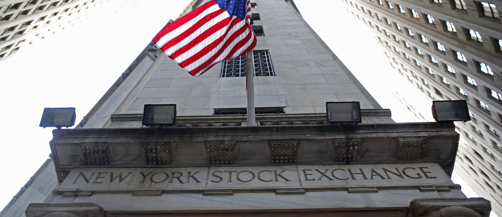 Ngày 11/3, Tổng thống Trump tuyên bố sẽ miễn thuế cho các cá nhân và doanh nghiệp vừa và nhỏ trong vòng 3 tháng nhằm chống lại tác động của Covid-19 đối với nền kinh tế Mỹ.