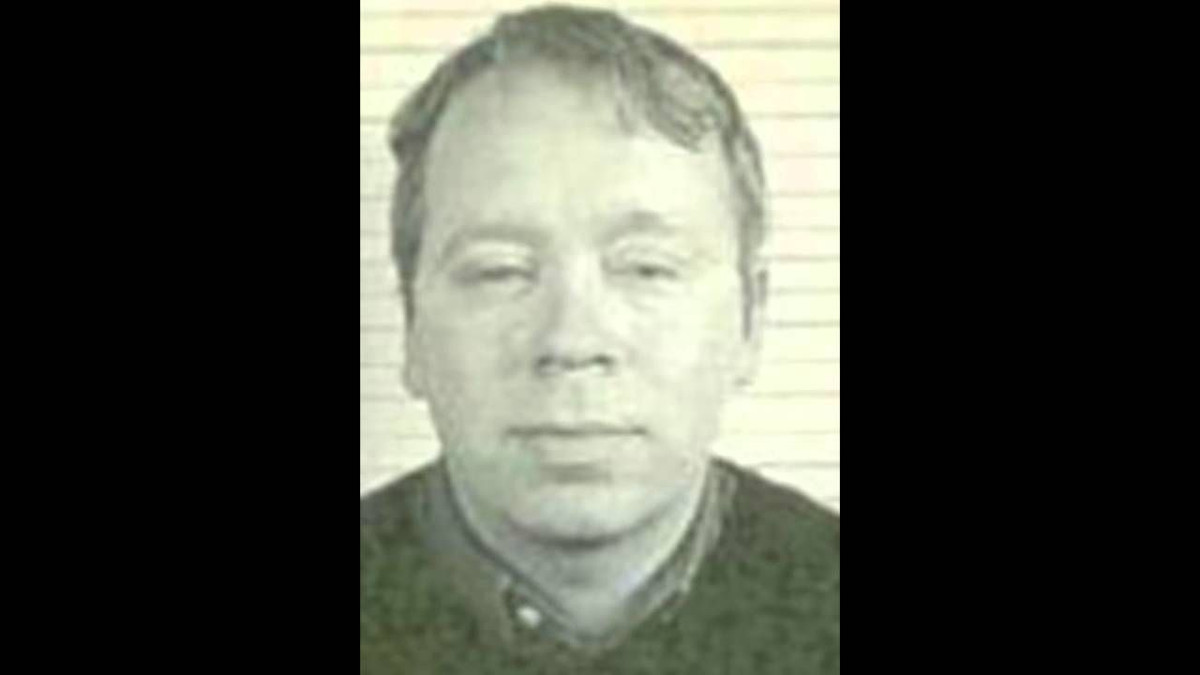 Vào tháng 3/2003, Andrew Carlssi, 44 tuổi, bị bắt vì nghi ngờ gian lận, nhận được thông tin bất hợp pháp sau khi kiếm khoản tiền lớn từ 126 giao dịch chứng khoán rủi ro cao thành công.