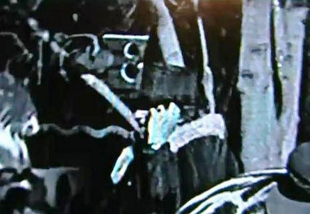 Ông Clarke và một số người cho rằng người phụ nữ đang cầm với một thiết bị mỏng màu đen giống như điện thoại di động.