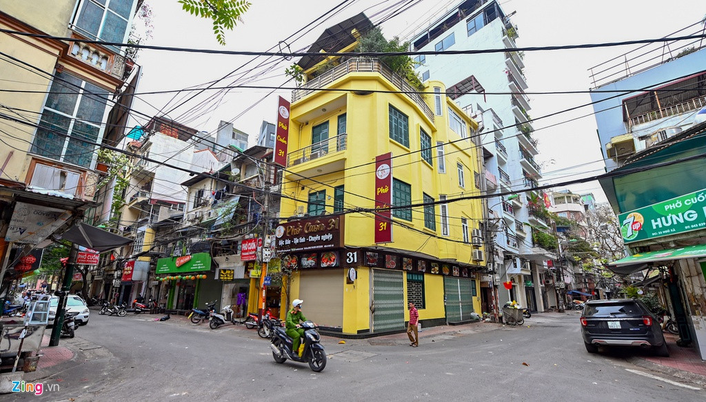 Những quán ăn nổi tiếng trên phố Ngũ Xã đều đã đóng cửa thực hiện việc cách ly.