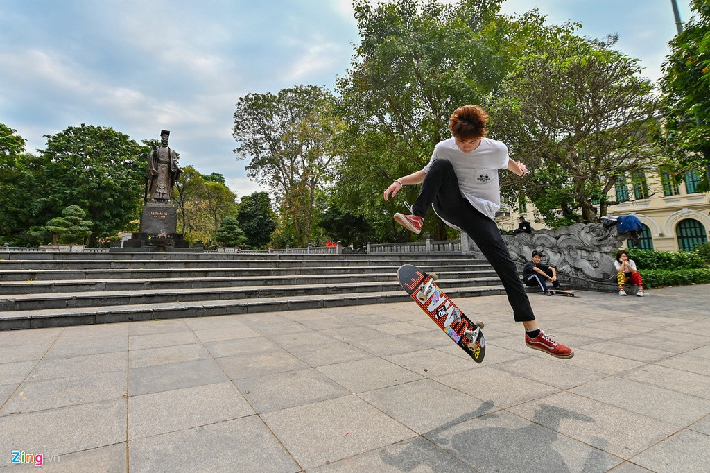 Tùng Bách (sinh viên Đại học Giao Thông Vận Tải) cùng bạn vui chơi tại khu vực tượng đài Lý Thái Tổ. Bách cho biết, từ ngày Hà Nội phát hiện có người dương tính với virus corona thì khu vực này vắng hẳn.