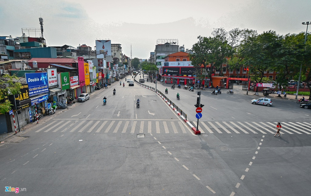 Đường Chùa Bộc (quận Đống Đa) lúc 10h vắng vẻ như ngày Tết. Rất nhiều cửa hàng trên tuyến phố này đồng loạt treo biển đóng cửa hoặc sang nhượng, cho thuê lại mặt bằng.