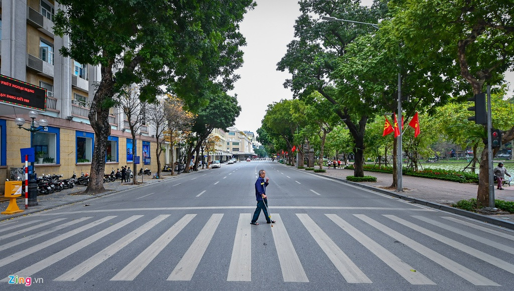 Các tuyến phố xung quanh Hồ Gươm xuất hiện hình ảnh vắng vẻ khác lạ so với thường ngày.