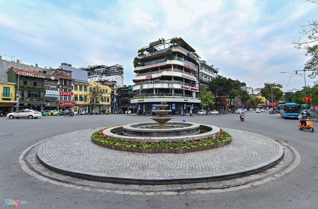 Quảng trường Đông kinh Nghĩa thục ngày 10/3.