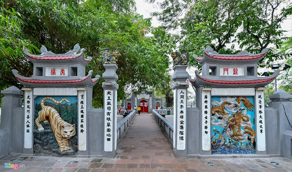 Đền Ngọc Sơn vốn là điểm đến thú vị tại Hà Nội, mỗi ngày đón hàng nghìn du khách trong và ngoài nước đến tham quan cũng tạm đóng cửa để khử khuẩn