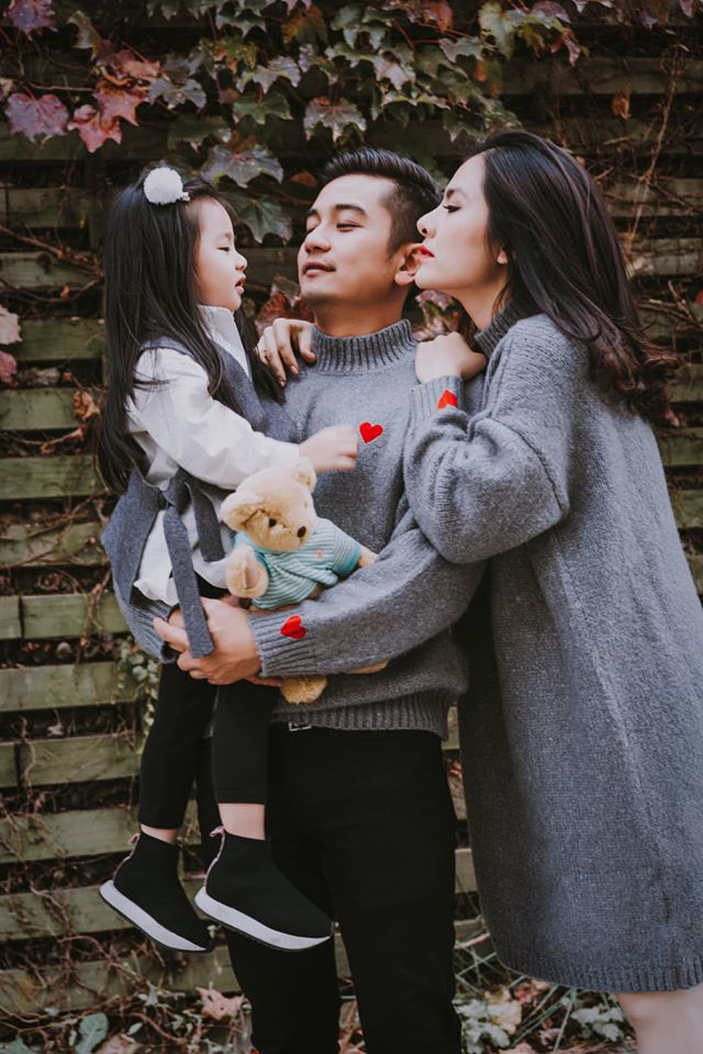 Năm 2016, Vân Trang và ông xã Việt kiều về chung một nhà sau thời gian dài gắn bó. Hiện vợ chồng nữ diễn viên ở chung với ba mẹ chồng và đã có con gái 3 tuổi. Hôm 2/3, nữ diễn viên được bạn bè, người thân tổ chức tiệc sinh nhật đón tuổi 30. Ngoài tham gia diễn xuất, Vân Trang còn kinh doanh ở lĩnh vực làm đẹp.