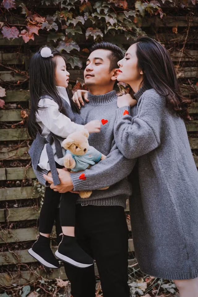 Năm 2016, Vân Trang và ông xã Việt kiều về chung một nhà sau thời gian dài gắn bó. Hiện vợ chồng nữ diễn viên ở chung với ba mẹ chồng và đã có con gái 3 tuổi. Hôm 2/3, nữ diễn viên được bạn bè, người thân tổ chức tiệc sinh nhật đón tuổi 30. Ngoài tham gia diễn xuất, Vân Trang còn kinh doanh ở lĩnh vực làm đẹp.