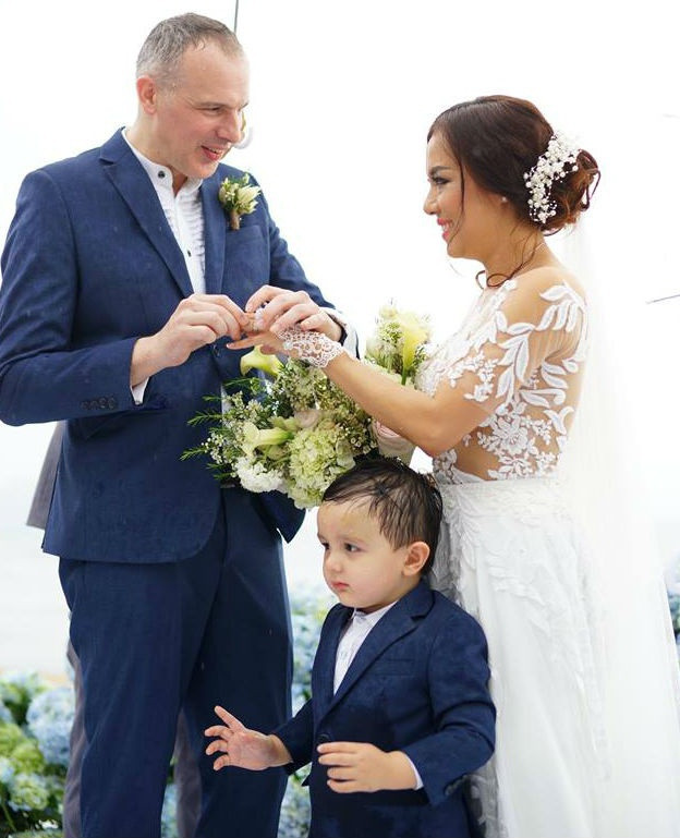 Tháng 8/2018, diễn viên phim Gia đình phép thuật và ông xã tổ chức hôn lễ ở bãi biển Phan Thiết với sự chúc phúc của bạn bè, người thân. Trên trang cá nhân, nữ diễn viên không giấu nổi sự xúc động. Cô chia sẻ: "Hạnh phúc không diễn đạt được bằng lời khi gia đình và bạn bè khắp thế giới về để cùng chia sẻ niềm vui".