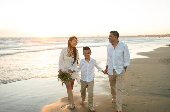 Không lâu sau đó, nữ diễn viên gặp gỡ và đem lòng yêu mến Andy - một doanh nhân, Việt kiều Mỹ. Bộ đôi tổ chức đám cưới vào tháng 7/2014. Sau khi kết hôn lần 2, cô tạm gác công việc phim ảnh để theo chồng sang Mỹ định cư. Tại xứ cờ hoa, cô tự tay làm mọi việc trong nhà và chăm sóc con cái. Nữ diễn viên tận hưởng cuộc sống hạnh phúc, thư thái bên chồng và hai con. Để xua tan nỗi nhớ nghề, vào khoảng thời gian rảnh rỗi, Kim Hiền vẫn tham gia tranh thủ đi quay show, thực hiện một chương trình của riêng mình.