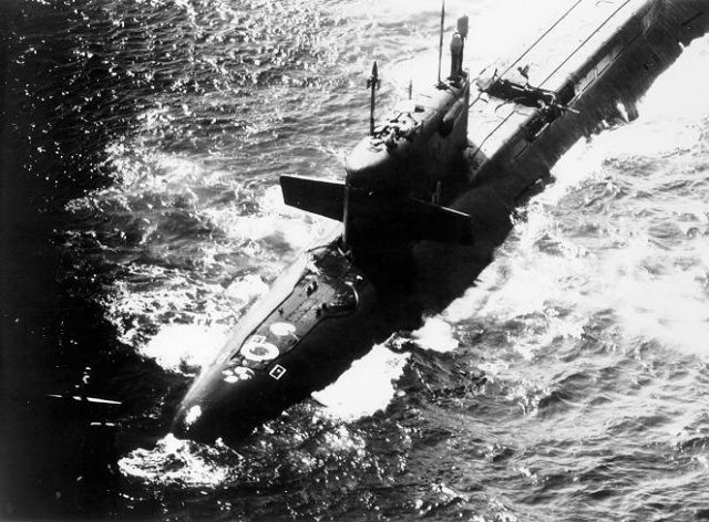 Thủy thủ đoàn cố gắng khắc phục sự cố và đám cháy trên tàu ngầm K-219.