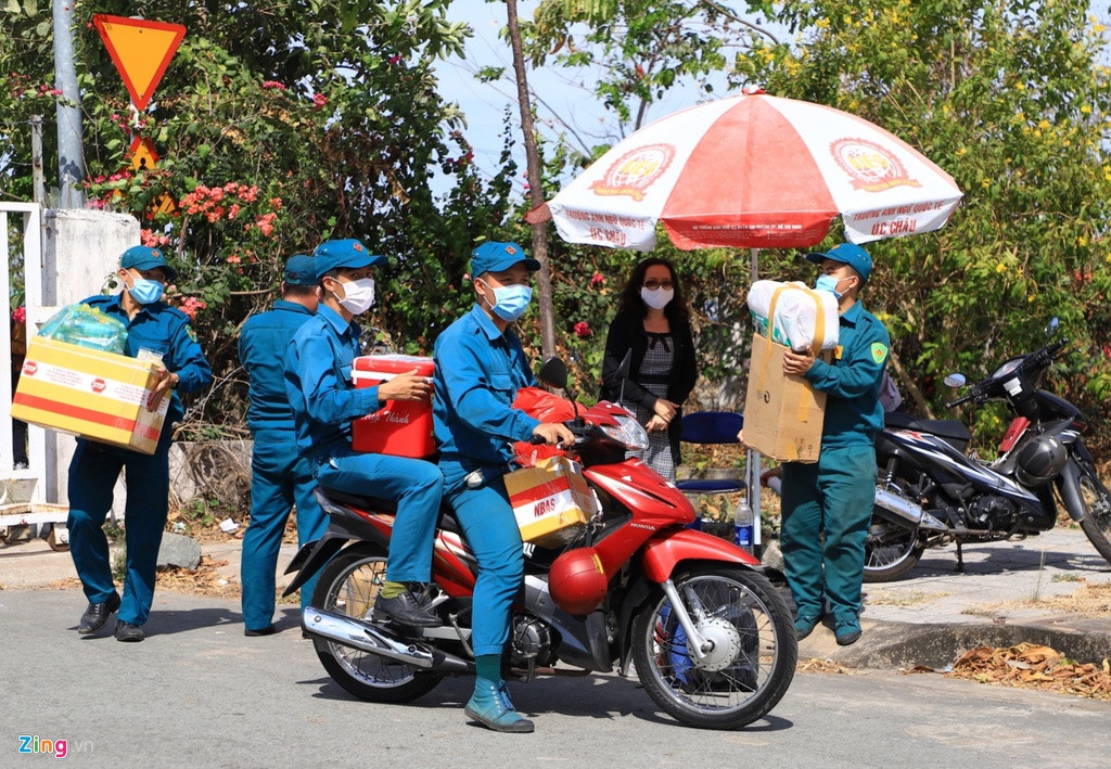 Để tránh tiếp xúc trực tiếp giữa người thân với người được cách ly, ký túc xá đã bố trí lực lượng dân phòng và dân quân tự vệ giao, nhận hàng giúp người dân.