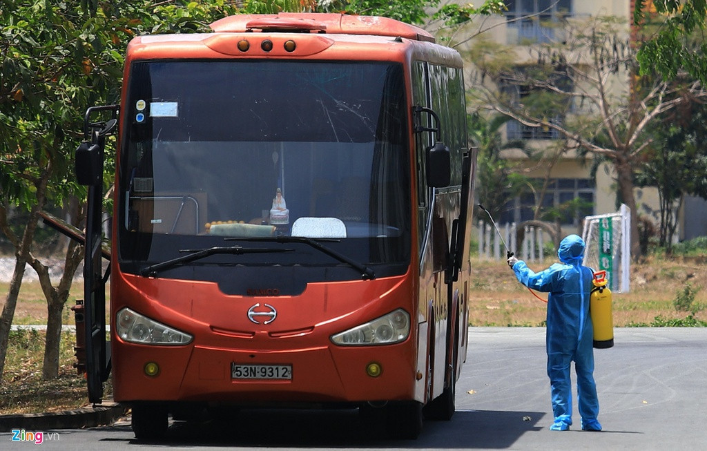 Những chiếc xe đưa đón sau đó được nhân viên y tế phun thuốc khử trùng cả ngoài lẫn trong.