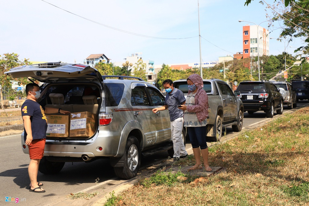 Xep hang cho vao tiep te cho nguoi cach ly o TP.HCM