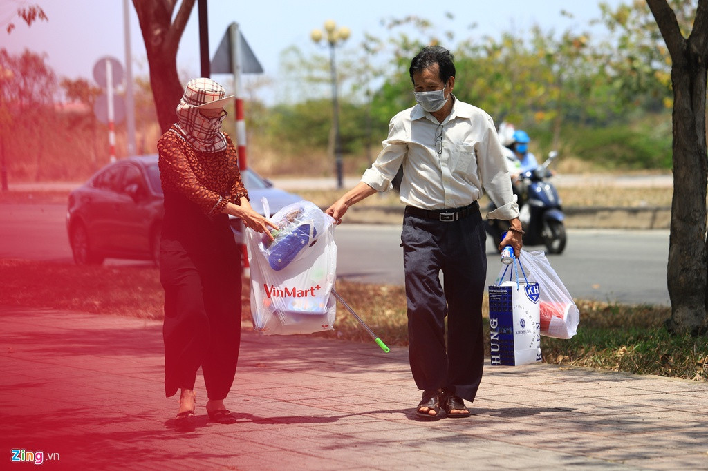 Các vật dụng được chuyển vào chủ yếu là đồ ăn nhanh như mì tôm, sữa, quạt máy và vật dụng sinh hoạt cá nhân.