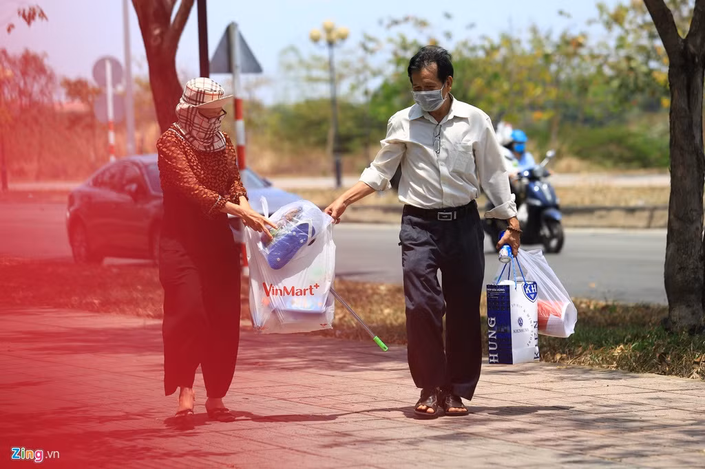 Các vật dụng được chuyển vào chủ yếu là đồ ăn nhanh như mì tôm, sữa, quạt máy và vật dụng sinh hoạt cá nhân.