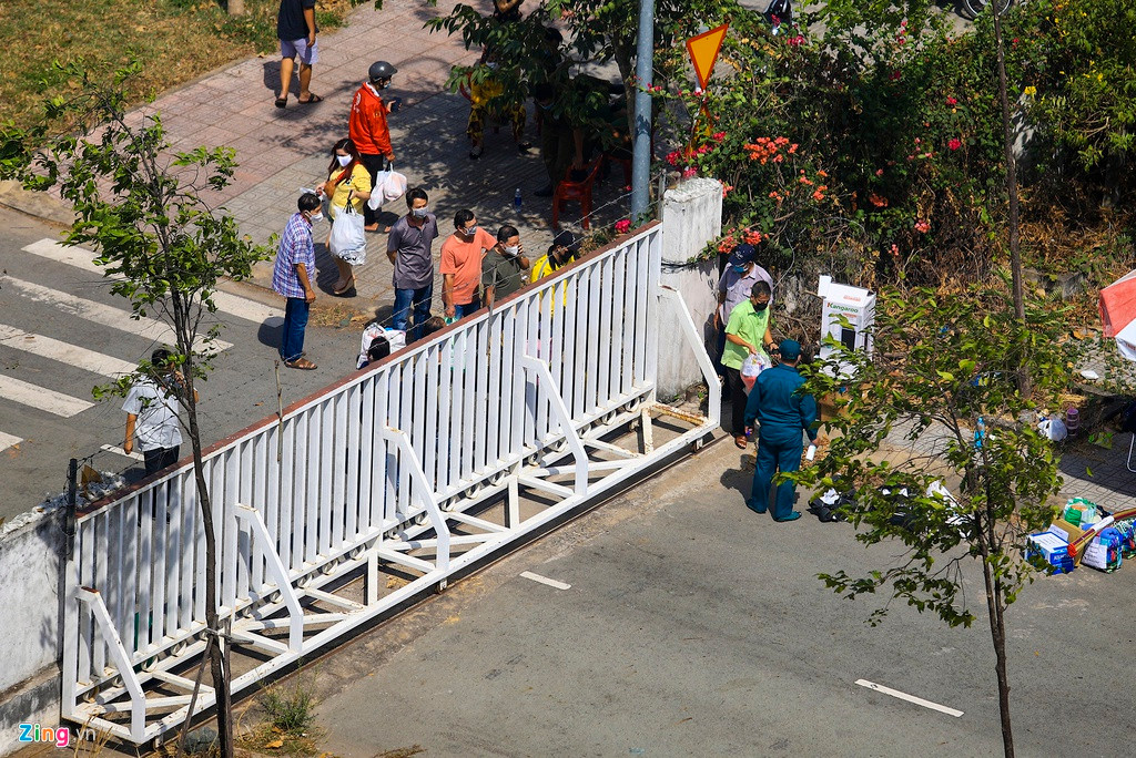Do số lượng người đưa đồ tiếp tế đông, nhiều người phải chờ khá lâu mới tới lượt. Ông Châu Lục Tỉnh (ngụ quận 6, TP.HCM) cho biết: "Tôi có con trai là du học sinh từ Mỹ được đưa đi cách ly tại đây. Tôi gửi vào cho nó một ít đồ dùng sinh hoạt cá nhân và vài món ăn ưa thích của nó khi ở Việt Nam. Con tôi ở trong đó nhắn là điều kiện sinh hoạt và cơ sở vật chất tại KTX tương đối tốt, ở rất thoải mái".