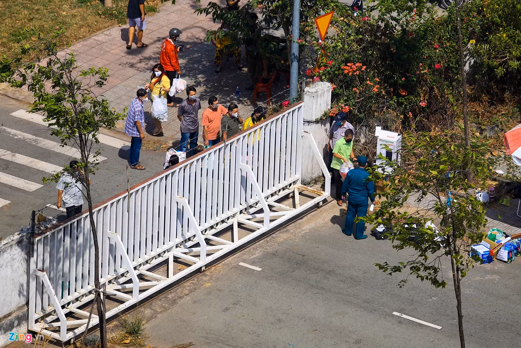 Do số lượng người đưa đồ tiếp tế đông, nhiều người phải chờ khá lâu mới tới lượt. Ông Châu Lục Tỉnh (ngụ quận 6, TP.HCM) cho biết: "Tôi có con trai là du học sinh từ Mỹ được đưa đi cách ly tại đây. Tôi gửi vào cho nó một ít đồ dùng sinh hoạt cá nhân và vài món ăn ưa thích của nó khi ở Việt Nam. Con tôi ở trong đó nhắn là điều kiện sinh hoạt và cơ sở vật chất tại KTX tương đối tốt, ở rất thoải mái".