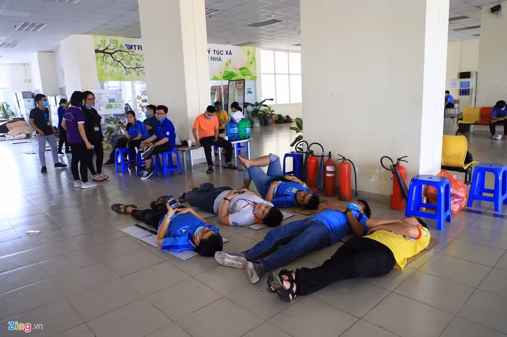 Ngoài ra, để kịp thời tiếp nhận người cách ly đội ngũ nhân viên y tế, sinh viên tình nguyện đã làm việc cả ngày lẫn đêm.