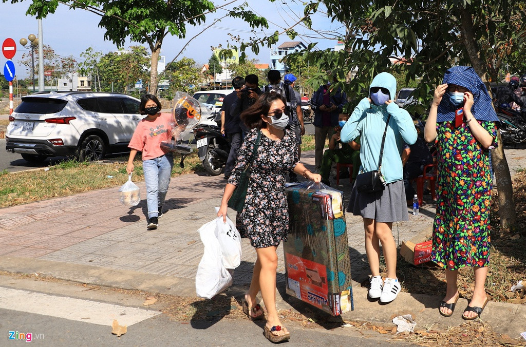 Mọi người chỉ được phép chuyển đồ cho người thân trong khu cách ly theo hai khung giờ trong ngày là 8h đến 10h và 14h đến 16h.