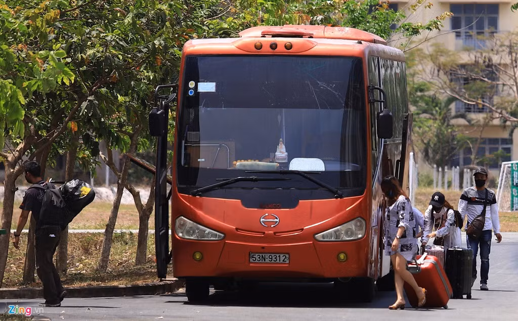 Theo ghi nhận của phóng viên, ngày 20/3, hàng chục chuyến xe chở người cách ly (chủ yếu là Việt kiều và du học sinh ở châu Âu) ra vào liên tục. Các tài xế được trang bị đồ bảo hộ toàn thân để đảm bảo an toàn. "Công tác chuẩn bị cơ sở vật chất đến 0h ngày 19/3 mới hoàn thành. Rạng sáng 20/3, những tòa nhà đầu tiên của KTX đã tiếp nhận người tới cách ly", ông Đặng Bá Bính (Trưởng bộ phận Văn hoá thông tin hỗ trợ sinh viên) chia sẻ.