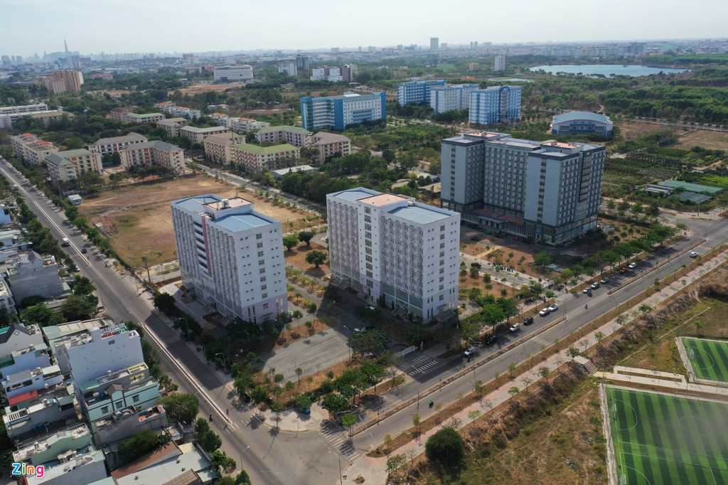 Ký túc xá Đại học Quốc gia TP.HCM có quy mô khoảng 40.000 phòng, cơ sở vật chất khang trang, nằm trong khu vực làng đại học và không quá gần khu dân cư nên việc cách ly sẽ hiệu quả và thuận lợi hơn. Dự kiến đây sẽ là khu cách ly lớn nhất TP.HCM.