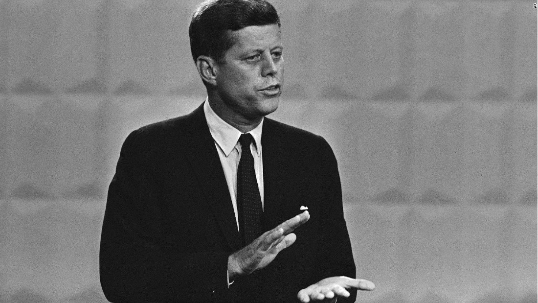 Những màn đấu khẩu giữa ông Kennedy và ông Nixon trên truyền hình đã thu hút khoảng 74 triệu người theo dõi. Ông Kennedy ghi điểm với các cử tri bằng phong cách lịch lãm và nhìn thẳng vào camera chứ không nhìn vào người làm trung gian.