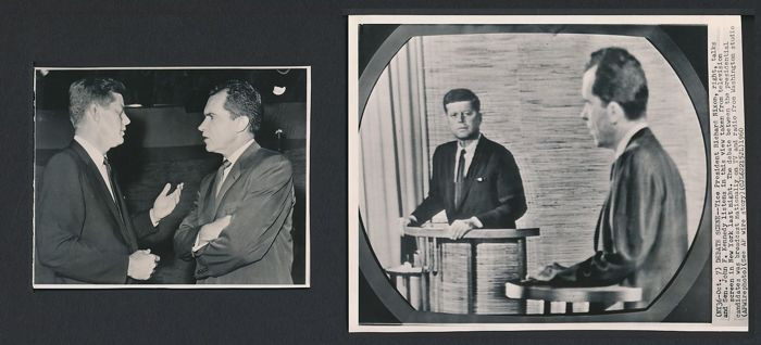 Theo đó, hai ứng viên ngôi cách nhau gần 5.000 km. Người điều khiển cuộc tranh luận lại ngồi ở một trường quay khác.