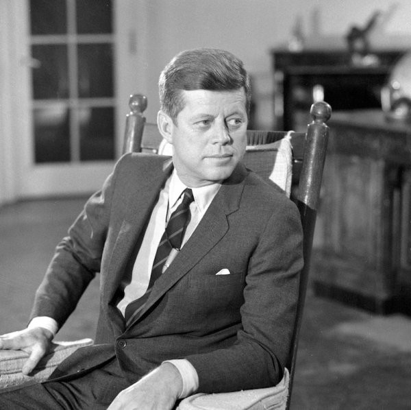 Nhờ vậy, cử tri Mỹ biết đến tên tuổi của ứng viên Kennedy nhiều hơn.