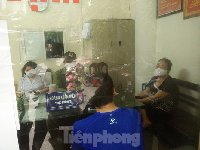 Cũng trong sáng 28/3, Công an quận Hoàn Kiếm đã vận động tuyên truyền nhiều tụ điểm người dân tập trung đông người tập thể dục, giải tán nhiều hàng quán quanh khu vực. Đặc biệt đã rà soát được 1 người nước ngoài trong diện lang thang cơ nhỡ đưa về trung tâm bảo trợ xã hội.