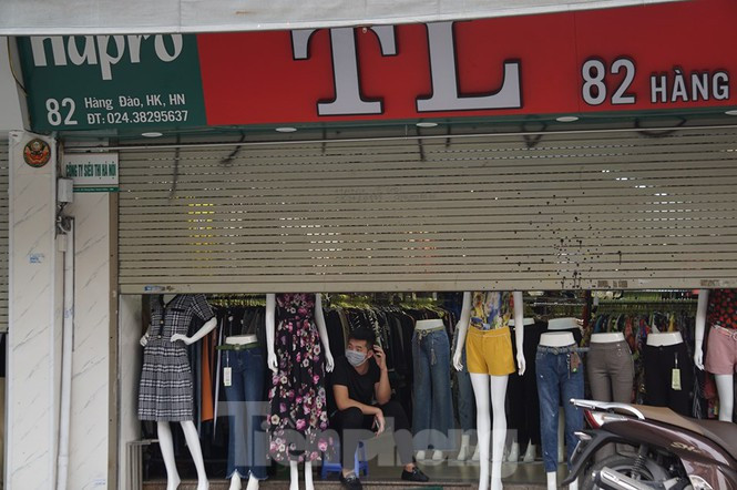 Một số hộ dân sống tại cửa hàng trên phố không phục vụ khách nên cửa đóng một phần phục vụ nhu cầu sinh hoạt cá nhân.