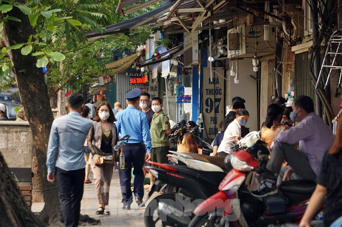 Cũng theo ghi nhận, không chỉ phố tây, tất các các khu phố có hộ kinh doanh đều được lực lượng chức năng tuần tra, nhắc nhở, xử phạt nếu vi phạm theo quy định. Tại phố Phủ Doãn, lực lượng liên ngành đã yêu cầu dừng hoạt động kinh doanh, trà đá vỉa hè trước cổng bệnh viện Việt Đức để tránh tụ tập đông người.