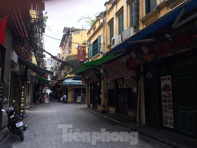 Theo đó, các hộ kinh doanh trên khu phố cổ thực hiện tốt theo chỉ đạo. Sau hai ngày nhắc nhở, các tuyến phố này vắng khách, không còn người tụ tập ăn uống như trước đây, kể cả các quán nước, trà đá vỉa hè.