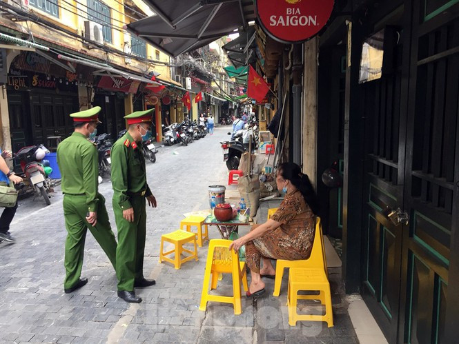 Ghi nhận tại phố tây, ngã ba Tạ Hiện - Đào Duy Từ, lực lượng liên ngành thường xuyên duy trì tổ công tác lưu động nhắc nhở người dân đóng cửa, từ chối phục vụ khách ăn uống, tụ tập đông người.