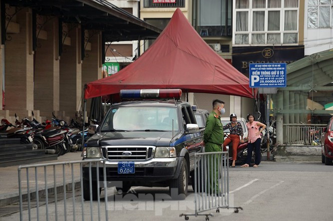 Tại chợ Hàng Da, cảnh sát lập chốt, dựng rào đảm bảo trật tự, giám sát các cơ sở kinh doanh thực hiện nghiêm.