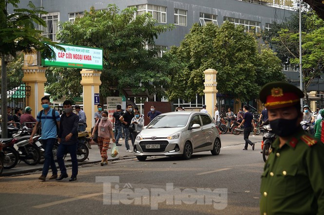 Lực lượng chức năng thường xuyên duy trì tổ công tác tại các điểm nóng công cộng, nơi có nhiều người để giám sát, nhắc nhở, thậm chí xử phạt nếu phát hiện vi phạm, đảm bảo công tác phòng chống dịch được thực hiện tốt nhất.