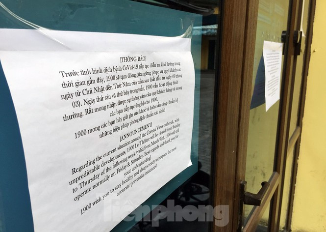 Chỉ huy Đội Cảnh sát trật tự - Công an quận Hoàn Kiếm cho biết, trước thời điểm Chính phủ, TP Hà Nội thông báo tạm dừng phục vụ ăn uống, nhà hàng, quán bar, đơn vị đã thường xuyên nhắc nhở các hộ kinh doanh đảm bảo tốt công tác phòng dịch, bằng cách trang bị khẩu trang y tế, cồn sát trùng và vệ sinh sạch sẽ cửa hàng, khu phố.