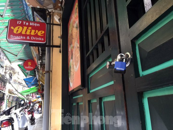 Hàng trăm hộ kinh doanh ăn uống trên phố đóng cửa, dán thông báo tạm thời đóng cửa từ chối phục vụ khách để đảm bảo công tác phòng chống dịch Covid-19.