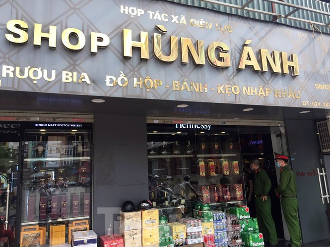 Tổ cảnh sát nhắc nhở chủ cơ sở kinh doanh trên chợ Hàng Da về đảm bảo trang thiết bị, khẩu trang, cồn sát khuẩn khi mở cửa, bán hàng thiết yếu cho người dân.