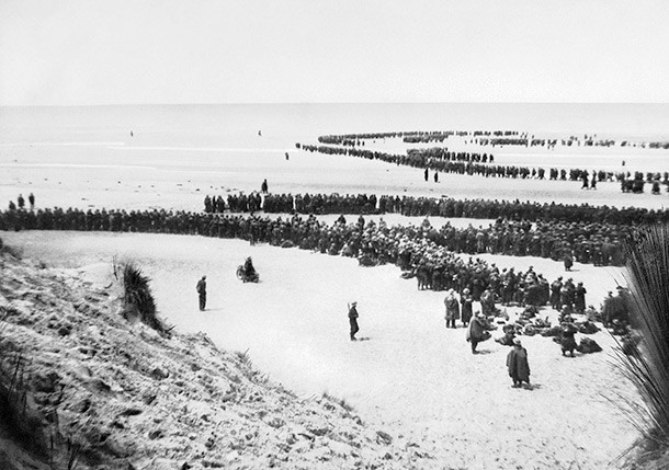 Trận Dunkirk bị xem là một sai lầm của quân Đồng minh khi hơn 400.000 binh sĩ Anh thực hiện cuộc tháo chạy khổng lồ theo đường biển để về nước.