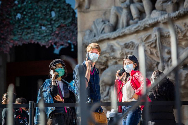 Trong khi khẩu trang trở thành vật dụng không thể thiếu của người châu Á trong bối cảnh dịch Covid-19 đang lan rộng thì ở các nước phương Tây lại ngược lại.