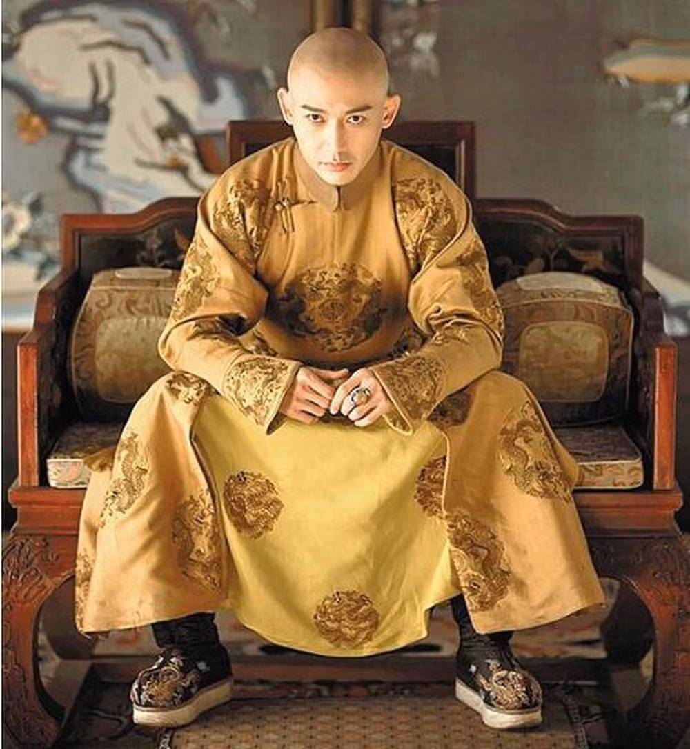 Không chỉ tổ chức tiệc trong Tử Cấm Thành, Càn Long còn xuất cung tìm thú vui. Ông hoàng nổi tiếng lịch sử Trung Quốc này có tới 6 chuyến tuần du phương nam. Ngoài việc thị sát dân tình, mục đích chủ yếu của các chuyến tuần du của Càn Long là đi thăm thú các nơi và ăn chơi hưởng lạc.