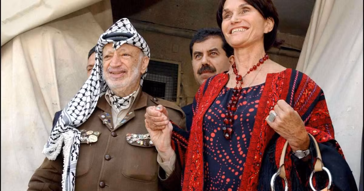 Bà từng theo học tại Pháp và trở thành giáo sư ngành xã hội học tại Đại học Sorbonne ở Paris và Đại học Complutense ở Tây Ban Nha.