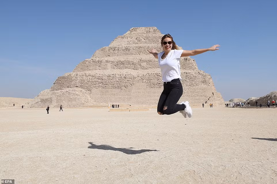 Kim tự tháp Djoser cao 60m, được cho là kim tự tháp cổ xưa nhất thế giới với niên đại khoảng 4.700 năm tuổi.